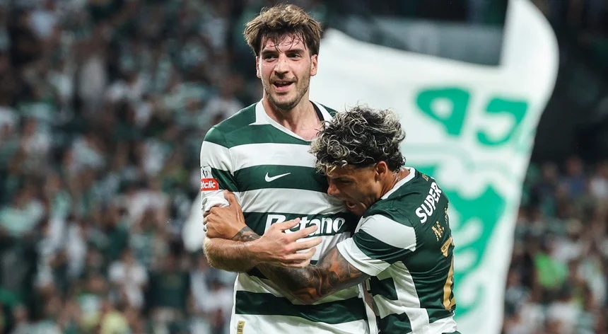 Aksi pemain Sporting CP dan Vitoria Guimaraes dalam pertandingan Liga Betclic di Stadion Alvalade.