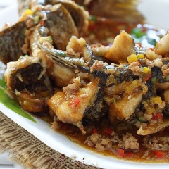 Trang trí đĩa cá bằng một vài lá mùi tươi cho đẹp mắt.
