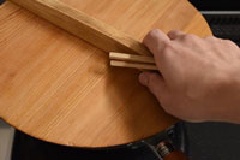 Trong một cái chảo khác, cho bồn cải xanh vào xào với ít dầu ô liu. Đậy nấp đun nhỏ lửa cho bông cải chín. Cuối cùng thêm tỏi phi và tương tương vào đảo đều cho ngấm gia vị rồi tắt bếp.