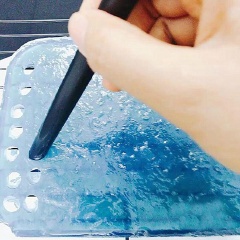 Khi thạch rau câu đông lại thì cho ra mặt phẳng có lót giá đỡ. Dùng ống hút trà sữa kích thước lớn, đâm đầu nhọn ống hút xuống miếng rau câu để thu được các viên trân châu hình trụ nhé!