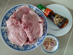 Rửa sạch thịt thấm khô, dùng dao cắt nhẹ một chút ở rìa thịt, khi chế biến thịt sẽ không bị co lại. Ướp thịt với 2 muỗng canh Xốt nêm đậm đà thịt heo, 2 muỗng canh tương ớt, 1 muỗng canh đường, chút tiêu xay. Mang bao tay trộn đều cho thịt thấm gia vị. Ướp thịt 10p. Hành tím và tỏi băm nhỏ. Cà chua và xà lách rửa sạch.