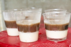 Tắt bếp, chia hỗn hợp rau câu thành 2 phần. 1 phần rót vào 1/3 ly, để đông. Phần còn lại trộn đều với đậu đỏ đã xay nhuyễn, bắc lên bếp, khuấy đều thêm 1 phút rồi cho vào ly tạo thành lớp rau câu 2 tầng.