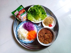 Sơ chế nguyên liệu làm salad bò ngũ sắc chay: Thái nhỏ bắp cải tím, bắp cải trắng, cà rốt. Nhặt sạch rau xà lách, rửa sạch. Ngâm thịt bò khô chay vào nước cho nở mềm, vớt ra xả ráo nước. Ướp thịt bò chay với 2 muỗng canh sả băm, 1 trái ớt băm, 2 muỗng canh dầu hào chay, 1 muỗng cà phê hạt nêm chay nấm hương, 1 muỗng cà phê đường, 1/3 muỗng cà phê muối, 1/3 muỗng cà phê tiêu, 1 muỗng canh dầu mè. Để yên 10 phút cho ngấm gia vị.