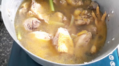 Phi vàng tỏi: cho vào nồi 4 muỗng canh dầu ăn, cho tỏi vào phi vàng sau đó vớt tỏi ra và cho vào lẩu cuối cùng. Sử dụng lại nồi có dầu phi tỏi lúc nảy cho sả đập dập vào xào thơm rồi cho gà vào, xào đến khi gà săn lại. Xào tầm 15 phút rồi cho nước vào. Bạn ăn nước chừng nào thì cho chừng đó nước.