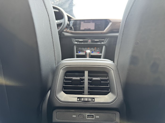 VOLKSWAGEN Tharu