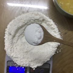 Trong một cái âu khác cho bột mì, muối và muối nở vào trộn thật đều và rây lại cho mịn, và bạn đã có ngay hỗn hợp khô.