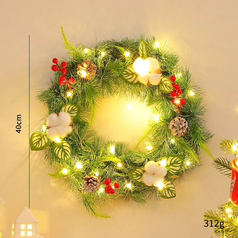 Dekorativer Weihnachtskranz mit Zapfen und LED