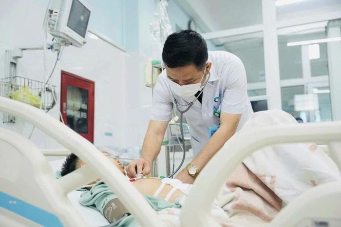 Chấn thương khi đá bóng, thiếu niên 13 tuổi phải cắt lách khẩn cấp - Báo Tri thức &amp; Cuộc sống