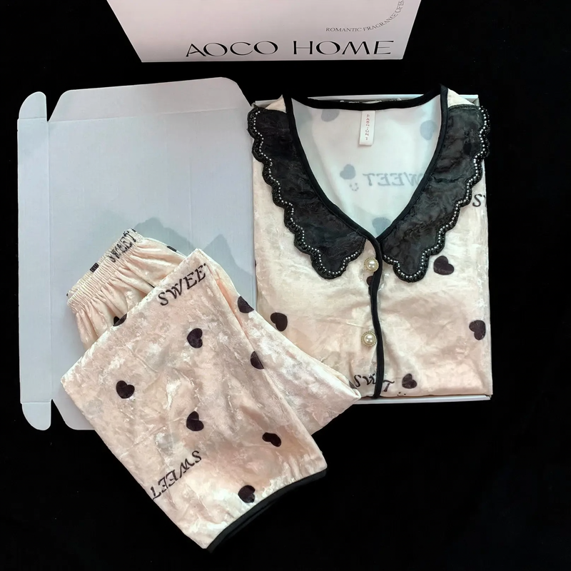 Damen-Pyjama-Set aus Samt, mit Brustpolstern