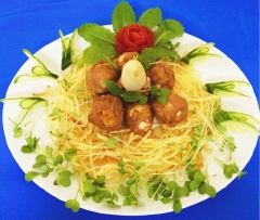 Sau đó vớt ra bầy lên đĩa có lót lớp khoai tây chiên ở trên, trang trí với cà chua, dưa leo tỉa hoa và chút rau mầm là ta đã có được món giò sống bọc trứng cút chiên.