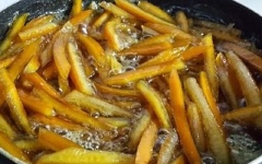 Trộn đều vỏ cam với 250gr đường trắng trong nồi, bắc lên bếp, nấu nhỏ lửa khoảng 5 phút đến khi vỏ cam khô và đường bám vào vỏ cam là được.