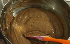 Tắt bếp, cho trứng gà, bột mì, bột cacao, bột nở vào cùng, trộn đều.