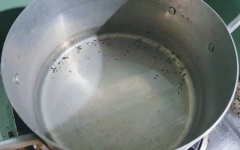 Đặt nồi nước lên bếp lần lượt luộc các loại rau củ và trụng mì. Do các loại rau củ có thời gian luộc khác nhau nên sẽ luộc riêng từng loại. Cà rốt là loại lâu chín nhất luộc trong 4 phút. Rau cải luộc trong khoảng 1 phút. Mì trụng trong khoảng 30 giây.