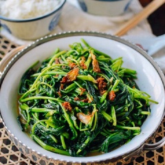 Bày ra đĩa, có thể rưới thêm một chút sốt XO lên trên rau. Rau muống xào sốt XO là một biến tấu mới lạ cho món rau muống xào bình thường thêm phần hấp dẫn hơn trong bữa cơm của gia đình bạn.