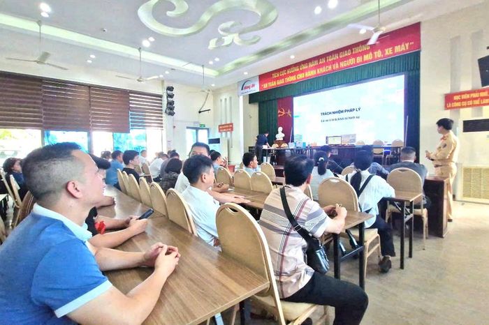 Thí sinh xem video, CSGT phân tích nguyên nhân tai nạn trước khi sát hạch lái xe - Báo Xây Dựng