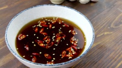 Khi nước mắm nguội bớt, đem lọc qua rây một lần nữa nếu muốn nước mắm trong hơn. Cắt thêm ớt vào nước mắm.