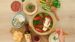 Để món lẩu thái cua đồng hoàn thiện hơn bạn chuẩn bị 50gr bông bí, 30gr đậu bắp, 50gr rau muống, 70gr nấm kim châm rửa sạch ngâm nước muối. Ngoài các loại rau đã hướng dẫn ở phần nguyên liệu thì bạn có thể dùng thêm các loại rau khác như là rau cải xoong, nấm, hoặc rau cải chíp. Sau khi nước lẩu đã sôi bạn gắp từng nguyên liệu rau muống, bông bí, đậu bắp, nấm kim châm, thịt bò, mực, tôm và 20gr tàu hủ ky vào nồi lẩu, bạn nhớ dùng kèm với bún tươi sợi nhỏ sẽ ngon hơn.