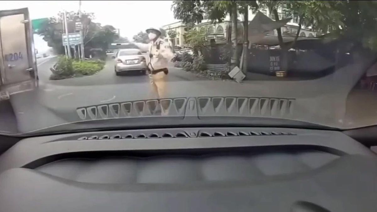 Xác minh việc người tự xưng thày dạy lái xe 'tranh cãi' với CSGT - Báo Công An Nhân Dân