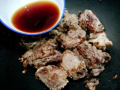 Cho dầu ăn vào chảo, phi thơm 1/2 số hành còn lại và tỏi, đổ sườn vào rang cho miếng sườn vàng hơi cháy cạnh. Đổ nước hàng vào sườn sao cho ngập xâm xấp mặt sườn. Các bạn có thể chuyển sườn sang nồi áp xuất để kho nhanh hơn. Khi thấy nước trong nồi sền sệt, các bạn tắt bếp, rắc lên một ít hành lá đã thái nhỏ rồi cho ra đĩa thưởng thức.