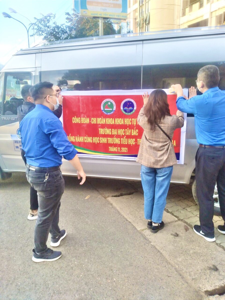 Công đoàn - Chi đoàn Giáo viên Cán bộ Khoa Khoa học Tự nhiên - Công nghệ trao tặng áo phao cứu sinh cho học sinh Trường TH, THCS Tạ Bú