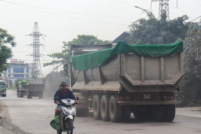 Ninh Bình: Xe tải gia tăng trên đường gom cao tốc, người dân bị ảnh hưởng vì bụi - Báo Đại Đoàn Kết