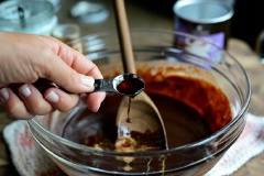 Sau đó nhắc tô chocolate xuống, cho 1/4 muỗng cà phê bột quế, 1/2 muỗng cà phê tinh chất vani, 1/2 muỗng cà phê dầu dừa. Trộn đều cho tất cả hòa quyện vào nhau. Chế sốt chocolate ra tô nhỏ khác là chúng ta hoàn thành rồi đó.