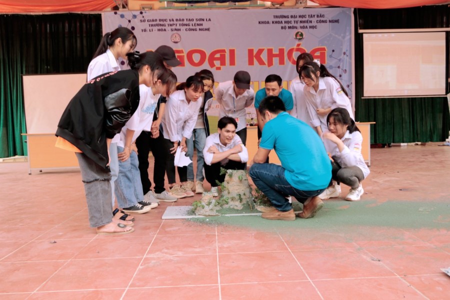 Bộ môn Hóa học tổ chức Chương trình ngoại khóa Khoa học tự nhiên tại Trường THPT Tông Lệnh