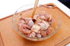 Thịt gà rửa sạch sau đó cắt thành từng khúc vừa ăn. Gừng và tỏi gọt sạch vỏ sau đó băm nhuyễn. Ướp thịt gà với hỗn hợp gừng băm, tỏi băm, rượu sake, rượu mirin, nước tương, đường, dầu mè và cho vào tủ lạnh trong khoảng 1 tiếng đồng hồ để thịt gà thấm đều gia vị. Lấy thịt gà ra khỏi tủ lạnh rồi trộn đều với bột bắp.