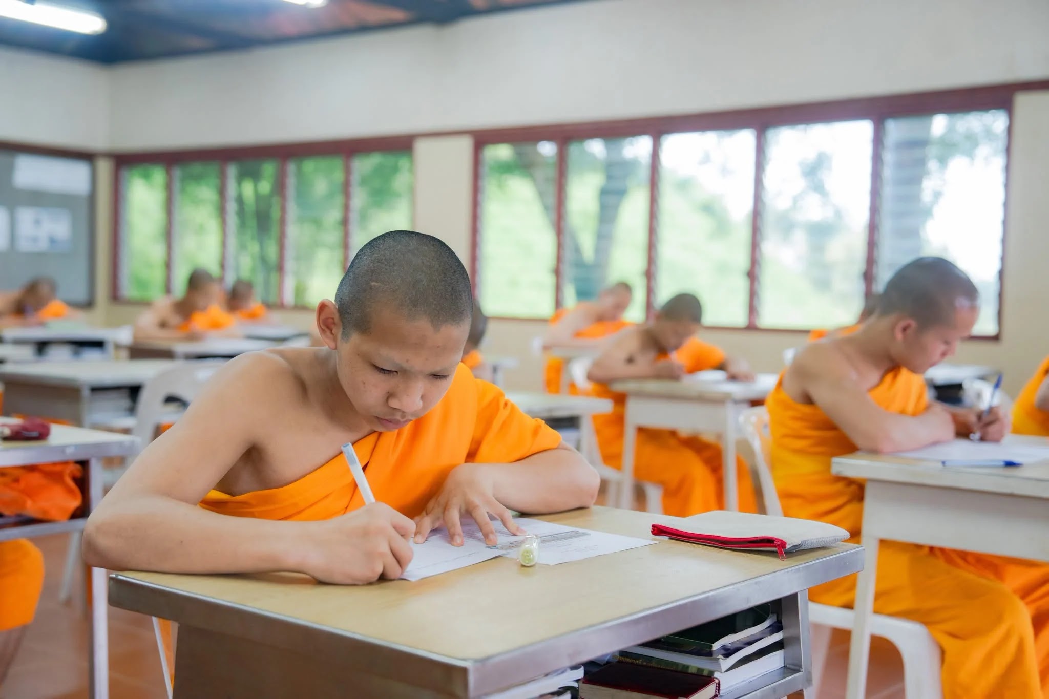 ภาพประกอบ บรรยากาศสามเณรสอบแข่งขันวัดความรู้วิชาบาลี ครั้งที่ ๑
