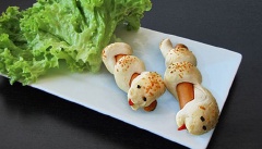 Cho vào lò nướng ở 180 độ C khoảng 25 phút đến khi chín vàng là được.