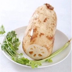 Củ sen rửa sạch, gọt vỏ rồi cắt thành từng khoanh tròn mỏng vừa phải, ngâm trong nước khoảng 10 phút.