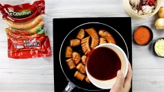 Cho 2 muỗng canh dầu ăn vào chảo, thêm xúc xích vào áp chảo vàng mặt. Sau đó cho nước sốt vừa pha ở trên vào cùng, trở đều để xúc xích thấm gia vị.