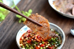 Vớt bắp bò hầm ra thớt, thái thành những lát mỏng vừa ăn, bày trí ra đĩa cho đẹp mắt là có thể dùng. Những miếng bắp bò hầm đơn giản chín dai mềm, ngấm đều gia vị mặn ngọt, thơm ngon, đậm đà, cực hấp dẫn. Dùng ăn cơm hoặc làm mồi nhậu đều tuyệt vời hết đấy.