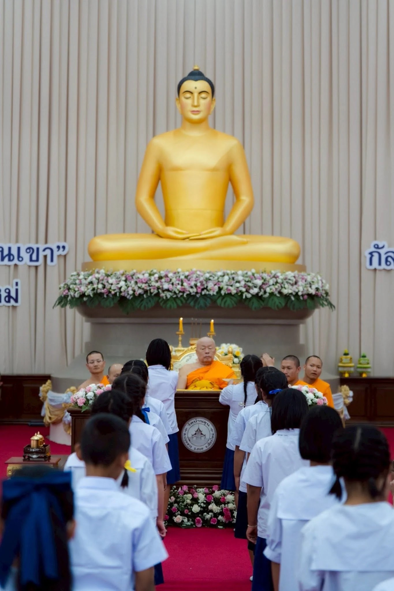 ภาพประกอบ 26 มีนาคม 2569 … สามเณรที่สอบผ่านนักธรรม ครู และนักเรียน ที่สอบผ่านธรรมศึกษา ประจำปีการศึกษา 2568 ในเขตอำเภอฮอด อมก๋อย ดอยเต่า สบเมย ได้มารับทุนการศึกษา ซึ่งได้มีการมอบทุนให้ทั้งผู