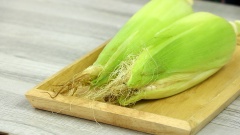 Lột vỏ, rửa sạch 2 trái bắp nếp sau đó tách lấy hạt để riêng. Giữ lại vỏ bắp, cùi bắp và râu bắp để nấu nước.