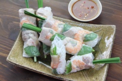Gỏi cuốn tôm thịt dùng làm món khai vị hoặc dùng ăn chơi, đổi bữa cho những ngày chán cơm đều tiện lợi vô cùng. Gỏi cuốn ít tinh bột và có thể cho nhiều rau nên không sợ tăng cân bạn nhé! Có thể chấm gỏi cuốn với mắm nêm, tương đen, nước mắm chua ngọt đều được.