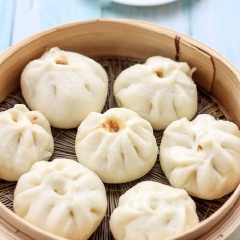 Lần lượt cho bánh bao nhân thịt nướng vào nồi hấp. Đun nồi cho đến khi sôi rồi để hấp bánh tiếp trong vòng 15 phút.