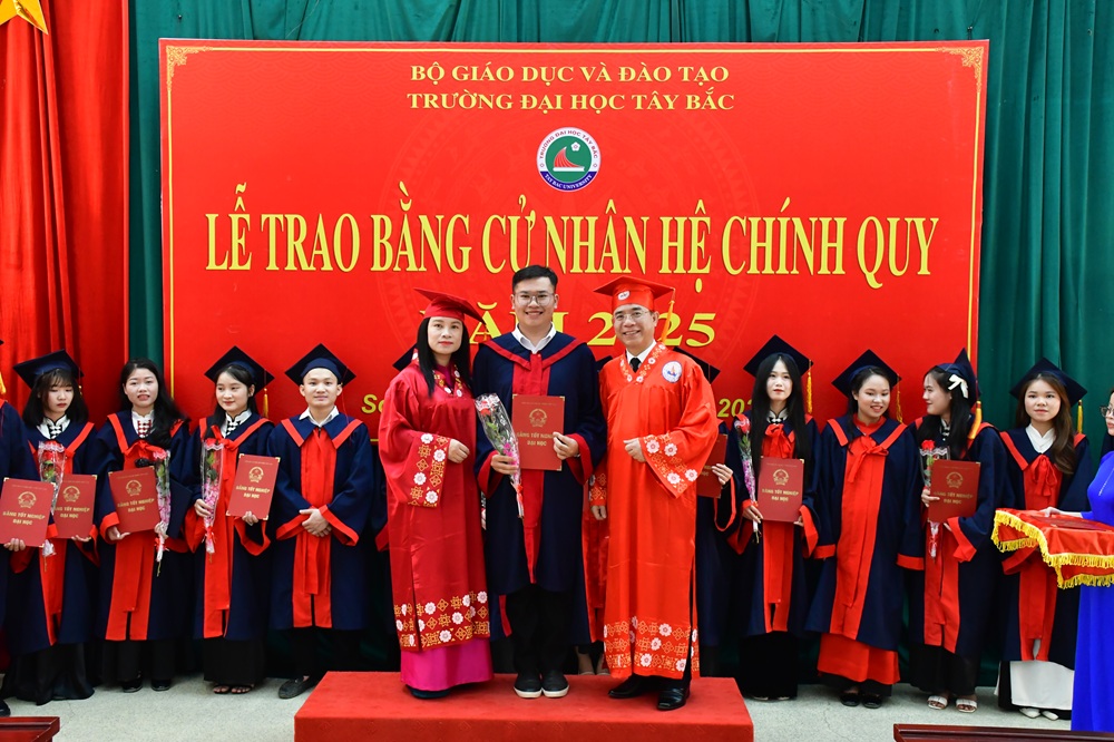 Lễ trao bằng Cử nhân hệ Chính quy đợt 1 năm 2025 tại Trường Đại học Tây Bắc