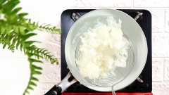 Tiếp theo chuẩn bị những thành phần trộn gỏi còn lại. 80gr nấm tuyết trụng nhanh với nước sôi. 80gr rau muống bào sợi, pha hỗn hợp gồm 500ml nước lọc, 50ml giấm và 30gr đường, khuấy đều rồi cho rau muống vào ngâm để rau muống có vị chua ngọt. 50gr hành tây thái mỏng, ngâm chung với 100ml nước lọc, để tô hành trong ngăn mát tủ lạnh để hành bớt hăng.