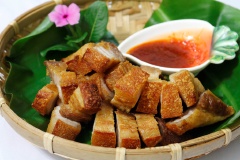 Thịt quay giòn da (giòn bì) không cần lò nướng với miếng thịt béo ngậy, da giòn rụm nai rôm rốp, chấm cùng nước mắm chua cya hay tương ớt, cuộn cùng rau, ăn cùng bánh hỏi, bún đều ngon.