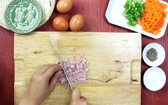 Thịt nguội và cà rốt cắt hạt lựu nhỏ, hành lá cắt nhỏ. Trứng gà đánh tan, nêm với 1 ít muối tiêu rồi cho thịt nguội, cà rốt và hành lá vào quậy đều.