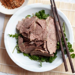 Khi ăn bạn chỉ cần cho thịt cừu ra dĩa và dùng kèm 2 loại nước chấm khô hoặc ướt. Với sốt dầu ớt cay thì bạn rưới thẳng lên thịt sẽ tạo vị ngon nha. Nhanh tay lưu lại ngay cách làm thịt cừu luộc sốt cay này cho bữa cơm gia đình nào.