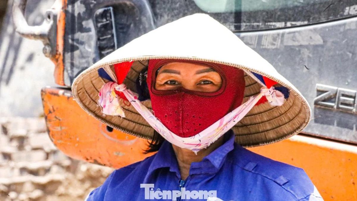 Nóng như đổ lửa, công nhân vẫn bám trụ trên đại công trường - Báo Tiền Phong