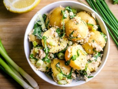 Salad khoai tây cá hồi thơm ngon, đơn giản với vị béo ngậy, bùi bùi khó cưỡng lại đâu đấy. Bạn còn chờ gì mà không nhanh chóng lưu lại công thức và thử làm ngay nào, đảm bảo ai cũng khen ngon đấy.