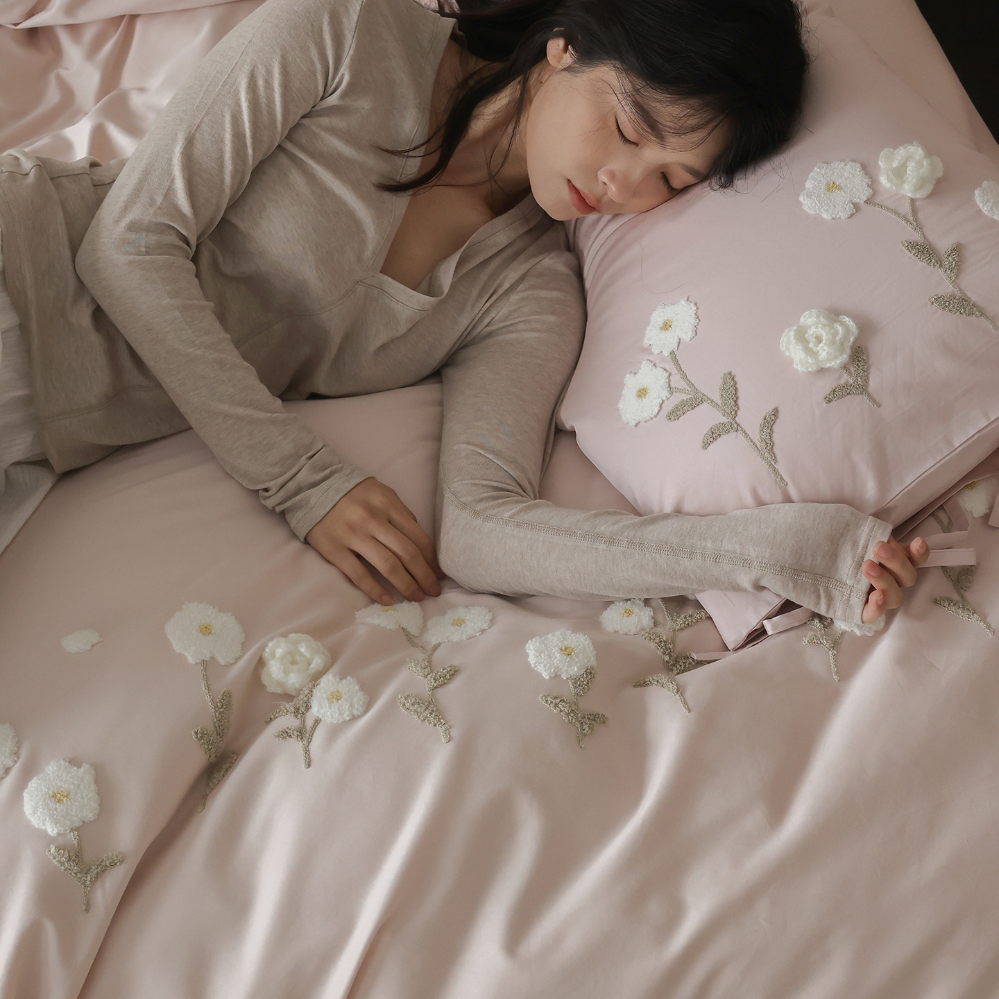 Long-staple cotton bed linen with floral pattern