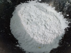 Cho lượng bột năng còn lại ra thau. Hoà bột bắp với nước.