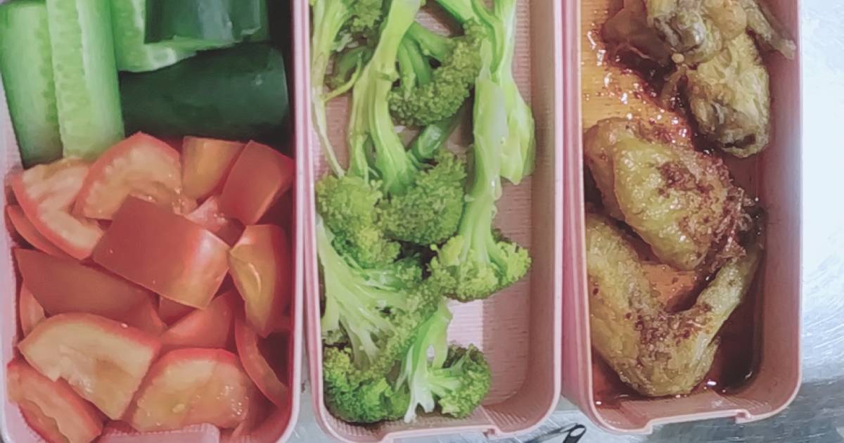 Cánh gà chiên nước mắm sa tế. Cơm hộp trưa nay