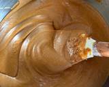 Beat the wet ingredients until JUST combined after each addition following this order: eggs, one at a time > vanilla and molasses > half of the dry ingredients > yogurt and milk > the rest of the dry ingredients.
🇻🇳 Lần lượt thêm vào hỗn hợp ướt các nguyên liệu như sau, đánh vừa đủ hoà quyện: từng trái trứng > vanilla và đường mật > nửa nguyên liệu khô > sữa chua và sữa > nguyên liệu khô còn lại.