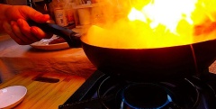 Bắt đầu làm steak: nếu có chảo gang các bạn dùng chảo gang cho ngon nhé. dùng lửa lớn, làm nóng chảo. cho ít dầu ăn. lưu ý chỉ cho thịt vào khi chảo thật nóng nhé. chiên mỗi mặt từ 1-1.5 phút để được 1 phần beefsteak tái nha. Bạn nào ăn chín thì chiên từ 2-2.5 phút mỗi mặt.