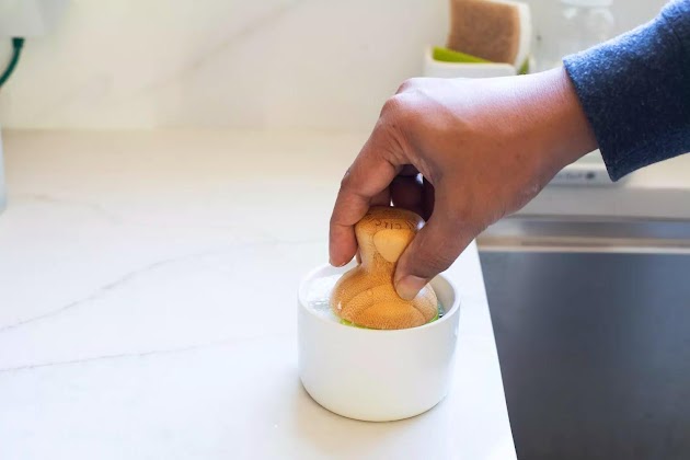 Immergere a mano Full Circle Bubble Up e Stash Caddy nel sapone